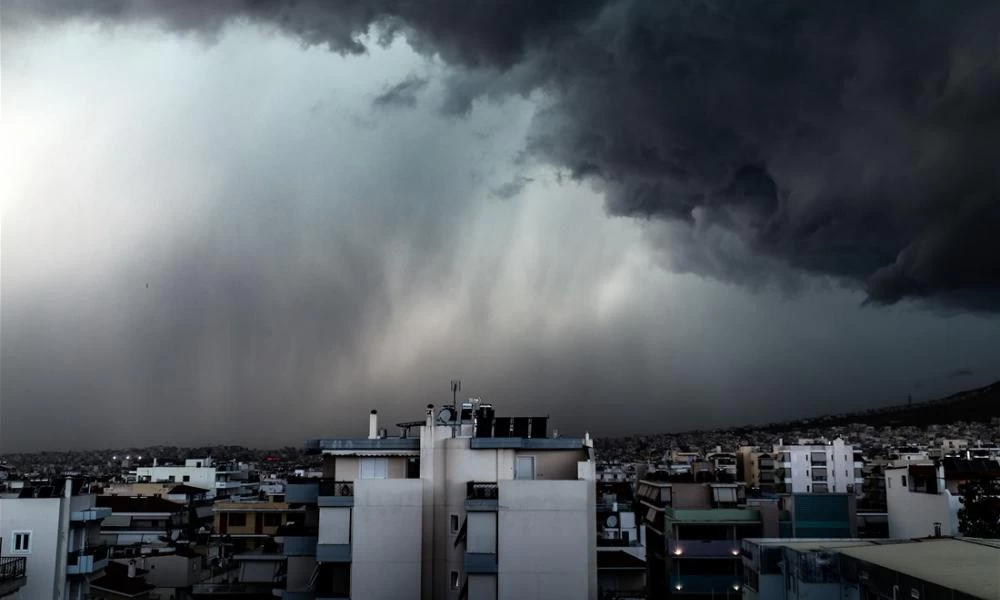 Ισχυρή καταιγίδα στην Αττική – Μαύρισε ο ουρανός